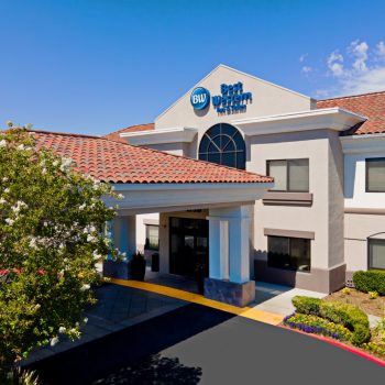 Front view of Best Western Valencia/Six Flags Inn and Suites hotel.