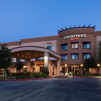 Front view of Courtyard Santa Clarita Valencia hotel.