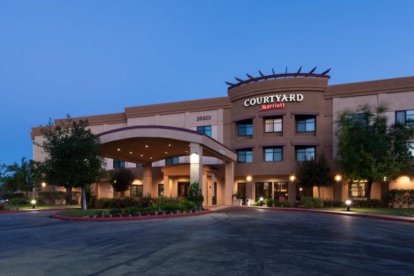 Front view of Courtyard Santa Clarita Valencia hotel.