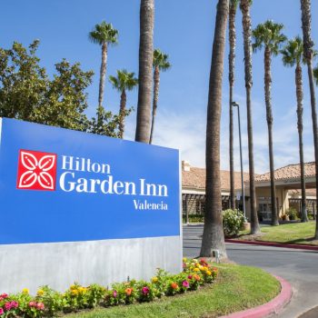Front view of Hilton Garden Inn Valencia Six Flags hotel.