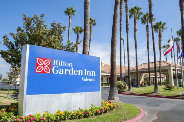 Front view of Hilton Garden Inn Valencia Six Flags hotel.